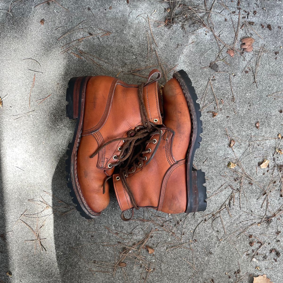 Photo by ConcreteLeatherFoot on February 2, 2024 of the Nicks DomePro in Wickett & Craig Tan English Bridle.