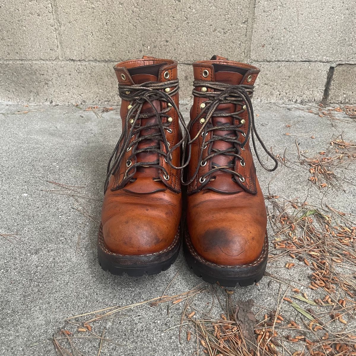 Photo by ConcreteLeatherFoot on April 4, 2024 of the Nicks DomePro in Wickett & Craig Tan English Bridle.