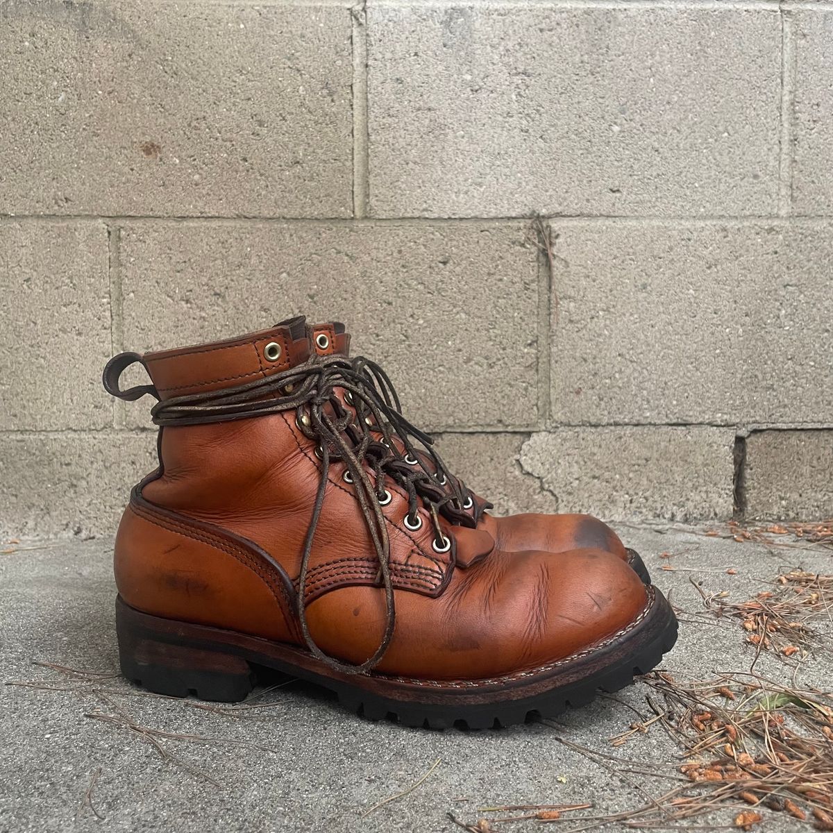 Photo by ConcreteLeatherFoot on April 4, 2024 of the Nicks DomePro in Wickett & Craig Tan English Bridle.