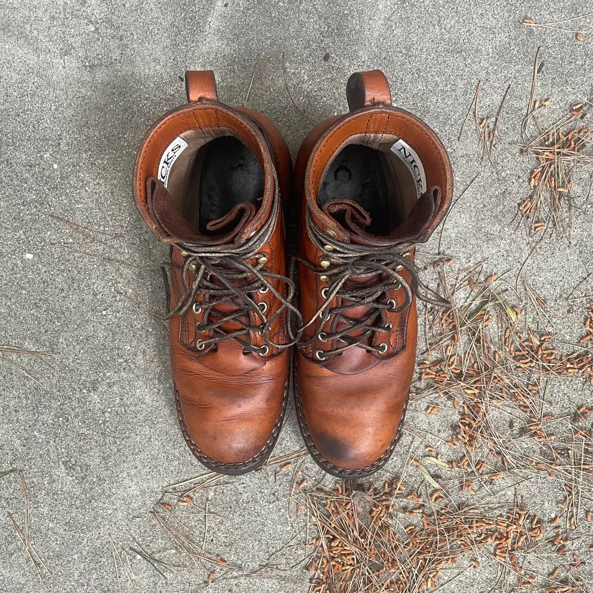 Photo by ConcreteLeatherFoot on April 4, 2024 of the Nicks DomePro in Wickett & Craig Tan English Bridle.