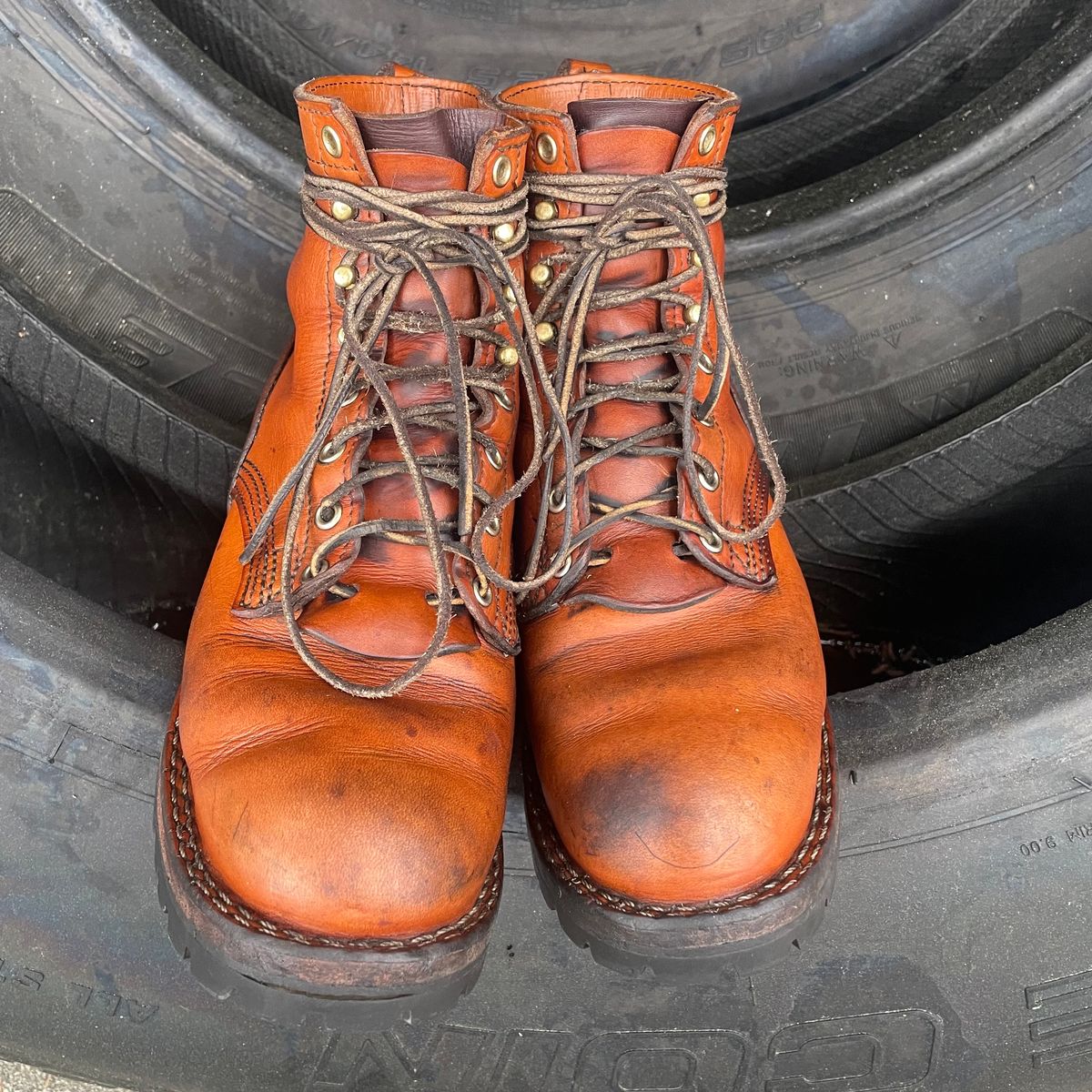 Photo by ConcreteLeatherFoot on April 4, 2024 of the Nicks DomePro in Wickett & Craig Tan English Bridle.