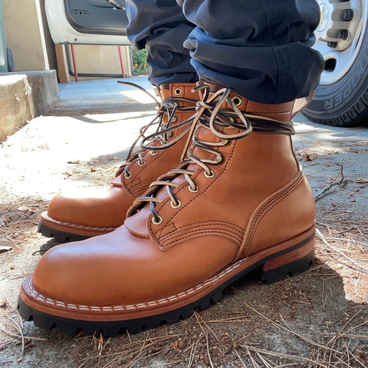 Photo by ConcreteLeatherFoot on October 3, 2023 of the Nicks DomePro in Wickett & Craig Tan English Bridle.