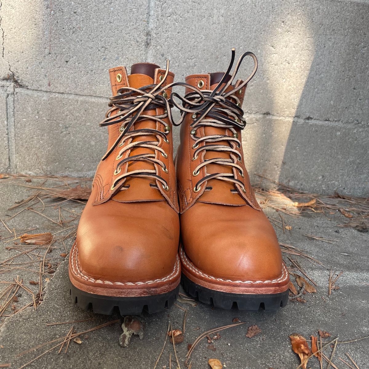 Photo by ConcreteLeatherFoot on October 3, 2023 of the Nicks DomePro in Wickett & Craig Tan English Bridle.