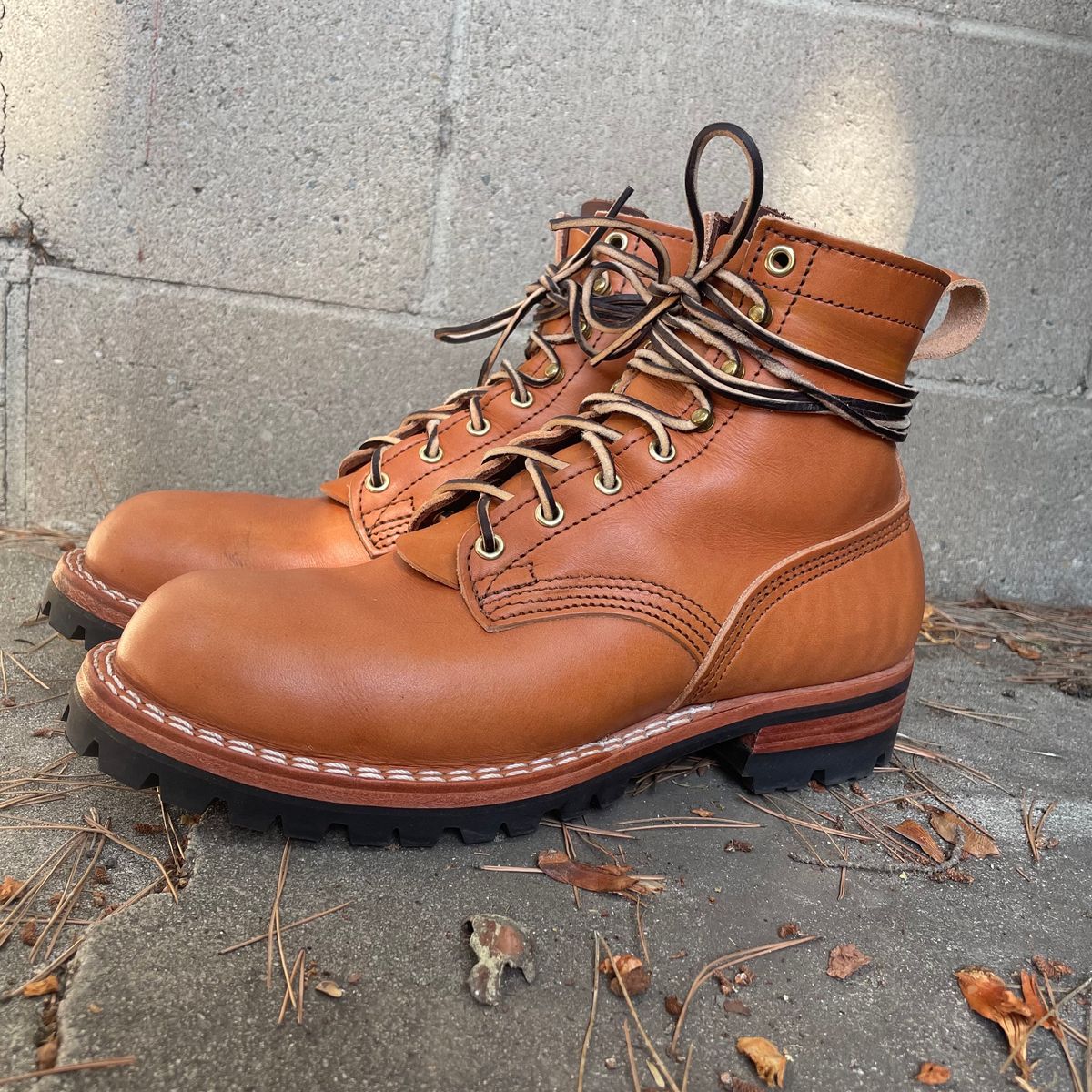 Photo by ConcreteLeatherFoot on October 3, 2023 of the Nicks DomePro in Wickett & Craig Tan English Bridle.