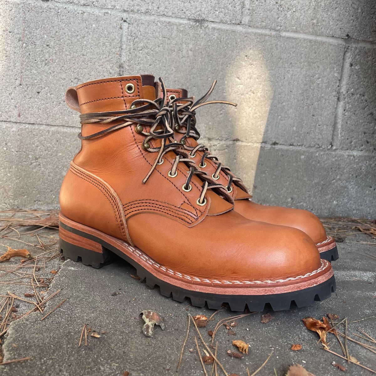 Photo by ConcreteLeatherFoot on October 3, 2023 of the Nicks DomePro in Wickett & Craig Tan English Bridle.