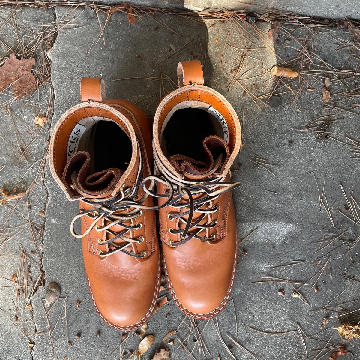Photo by ConcreteLeatherFoot on October 3, 2023 of the Nicks DomePro in Wickett & Craig Tan English Bridle.