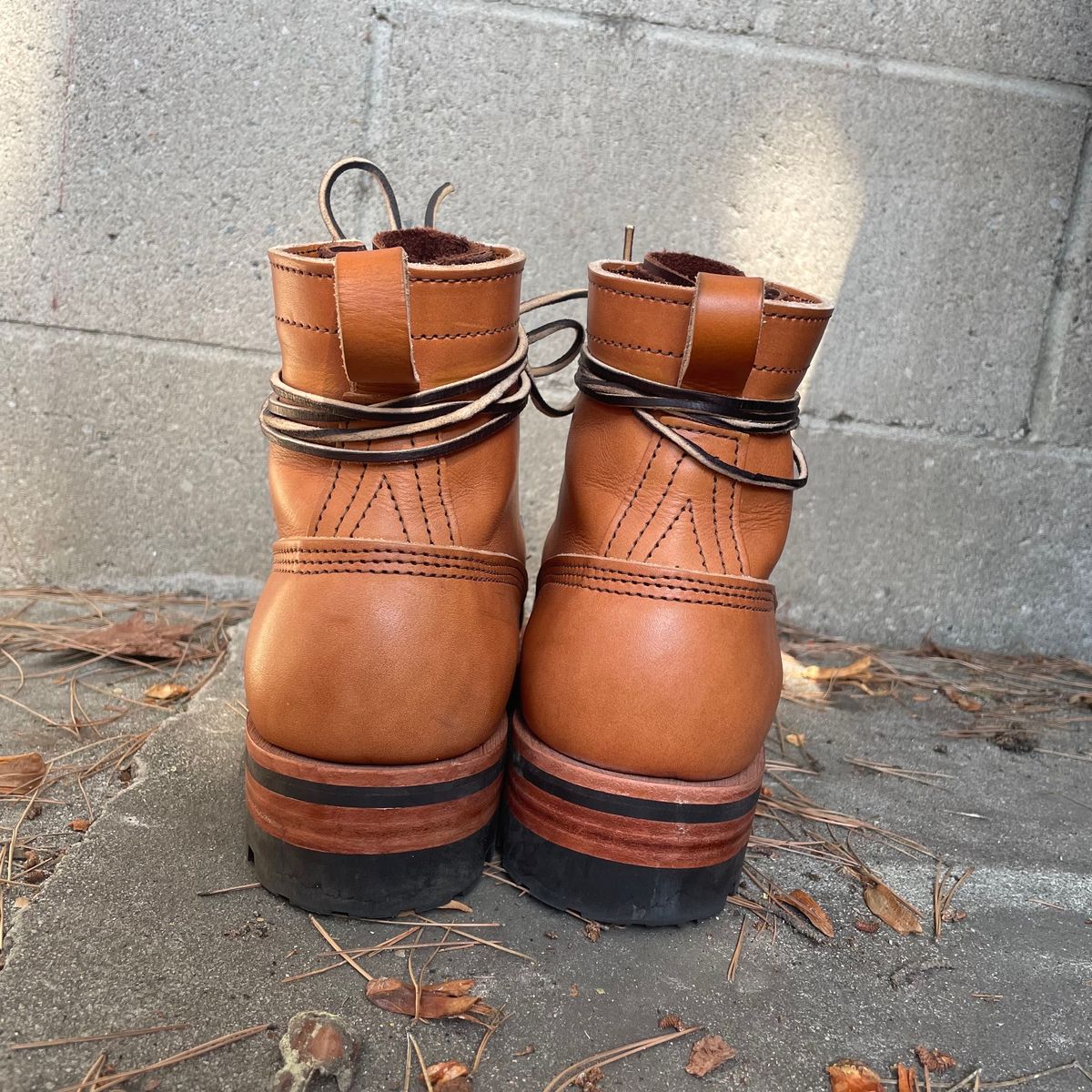 Photo by ConcreteLeatherFoot on October 3, 2023 of the Nicks DomePro in Wickett & Craig Tan English Bridle.