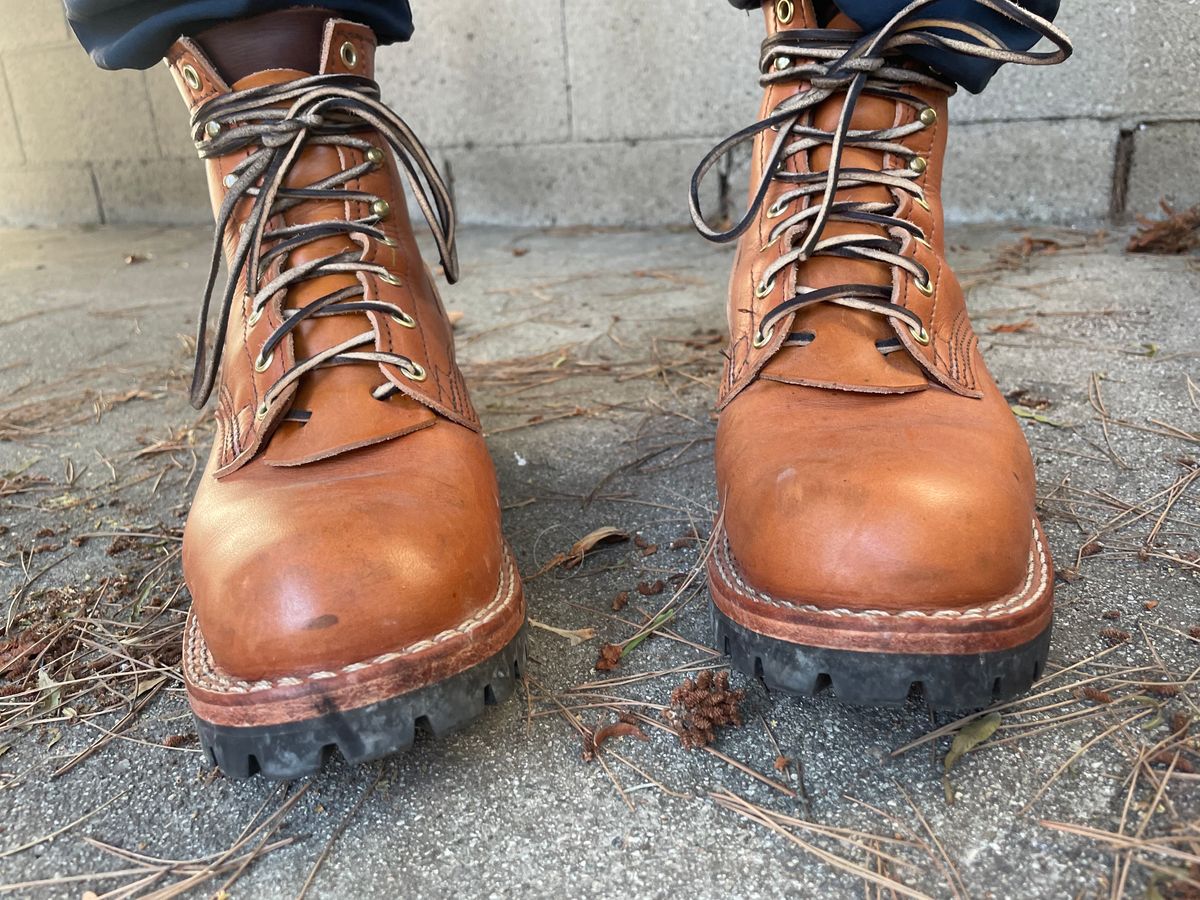Photo by ConcreteLeatherFoot on October 14, 2023 of the Nicks DomePro in Wickett & Craig Tan English Bridle.