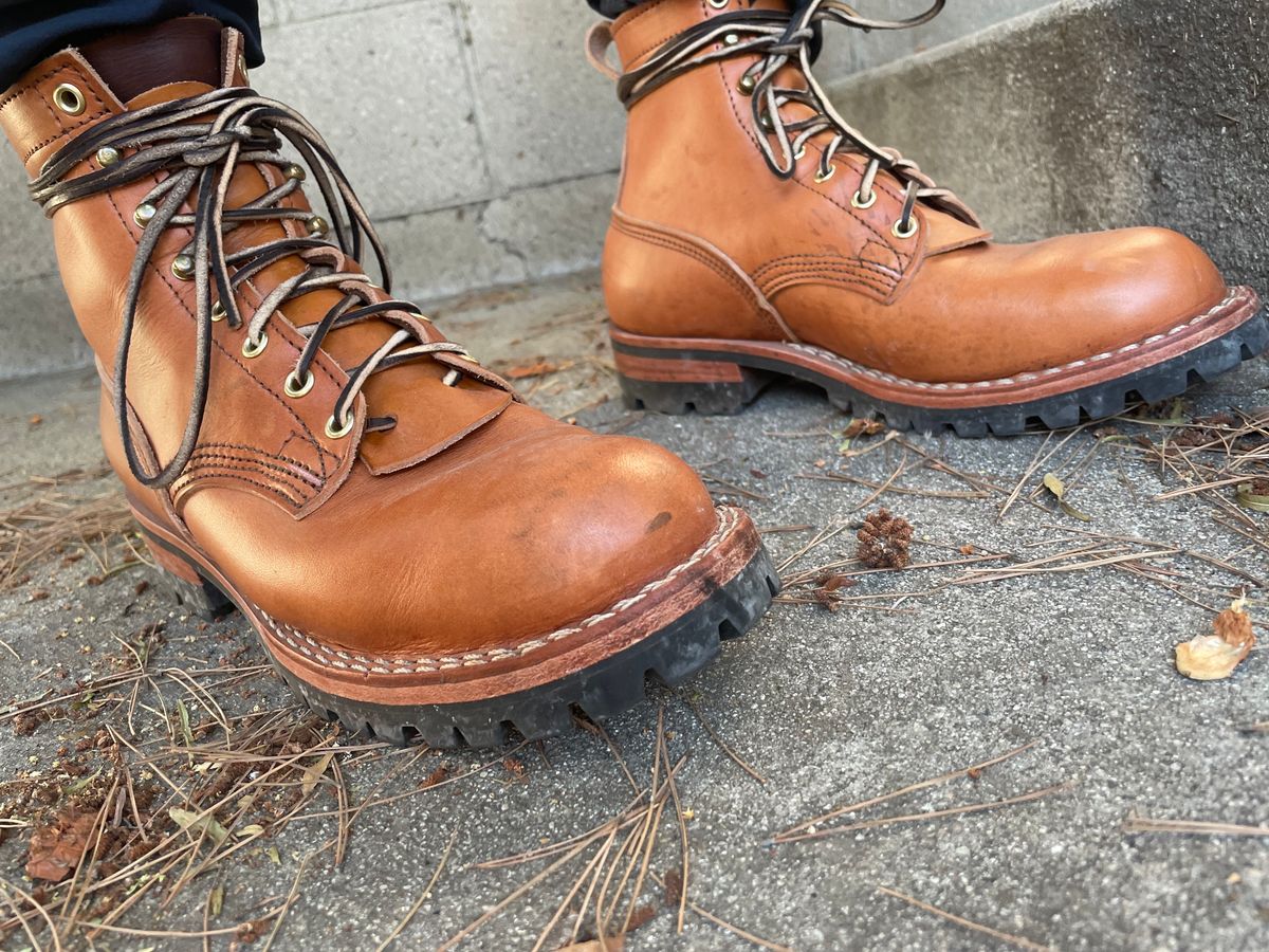 Photo by ConcreteLeatherFoot on October 14, 2023 of the Nicks DomePro in Wickett & Craig Tan English Bridle.