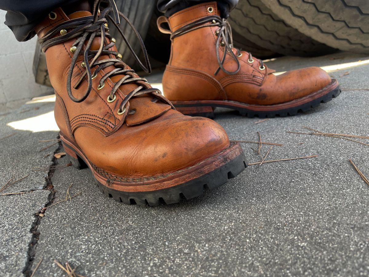 Photo by ConcreteLeatherFoot on October 24, 2023 of the Nicks DomePro in Wickett & Craig Tan English Bridle.