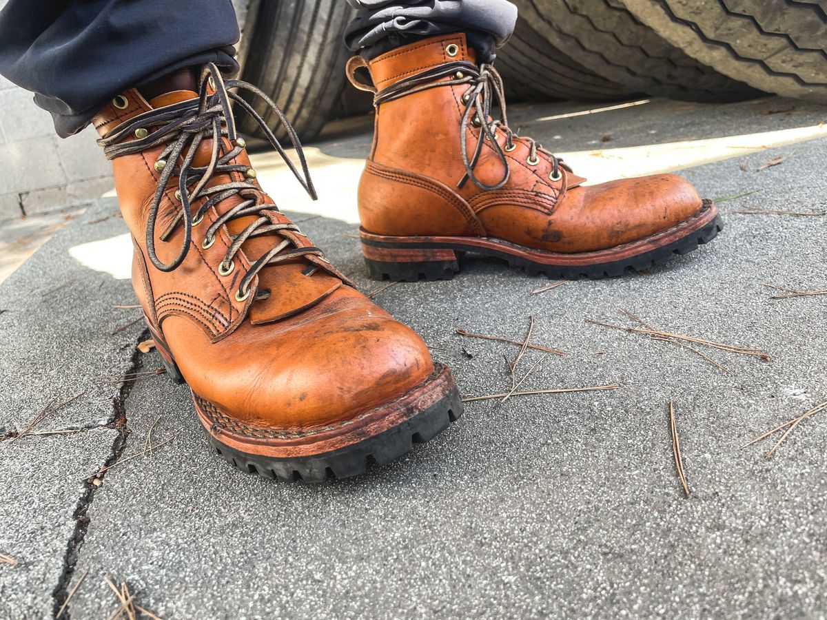 Photo by ConcreteLeatherFoot on October 24, 2023 of the Nicks DomePro in Wickett & Craig Tan English Bridle.