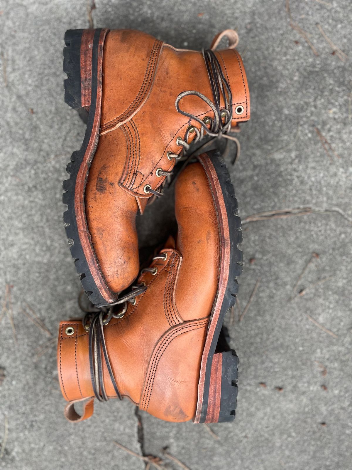Photo by ConcreteLeatherFoot on October 26, 2023 of the Nicks DomePro in Wickett & Craig Tan English Bridle.