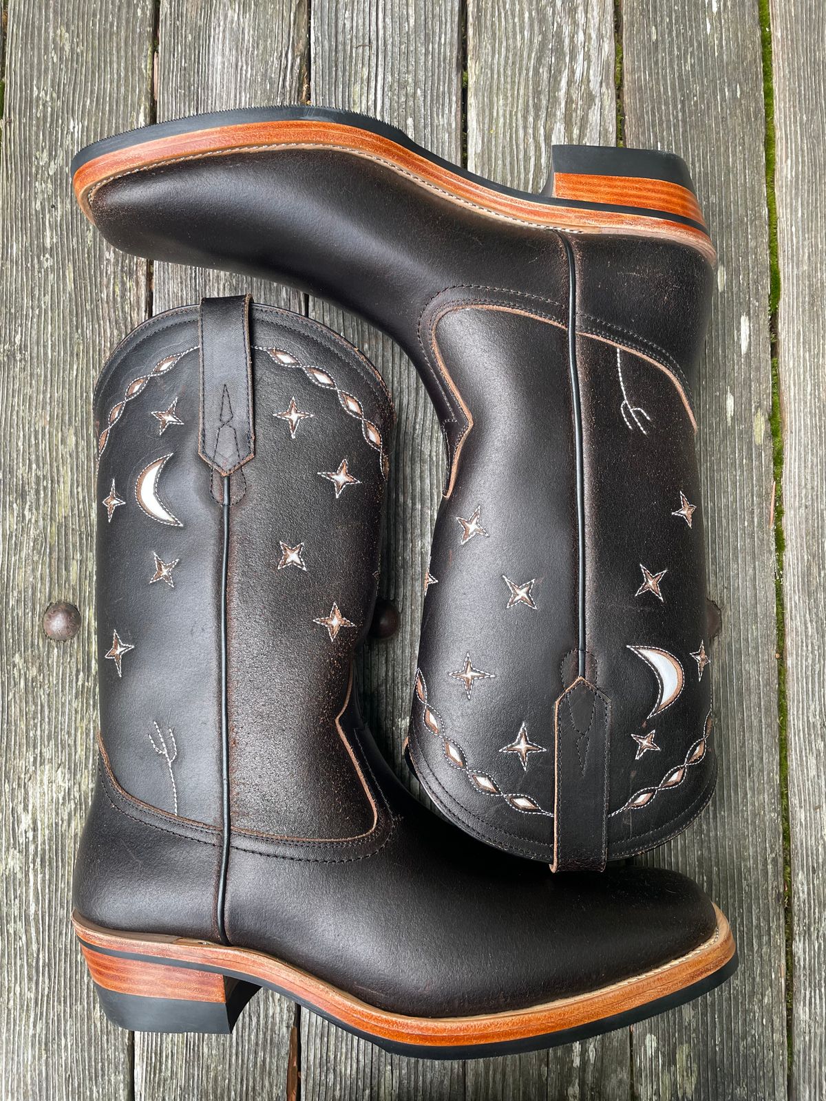 Photo by BacidiaGlory on October 4, 2025 of the Briselblack The Bullet in Horween Java Waxed Flesh.