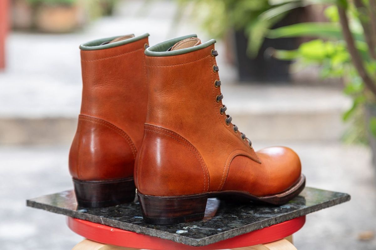Photo by @isazae on October 2, 2025 of the Jorge Guadarrama Custom Model in Horween English Tan Derby.