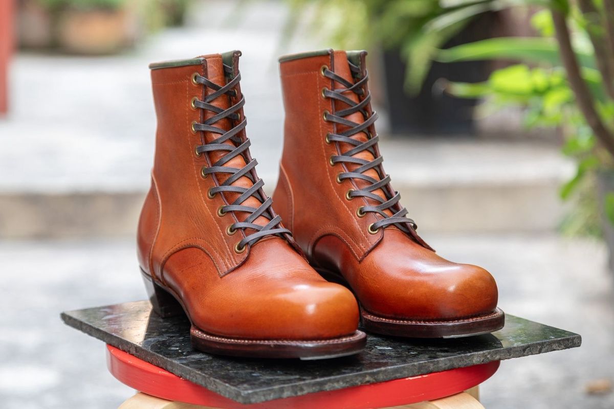 Photo by @isazae on October 2, 2025 of the Jorge Guadarrama Custom Model in Horween English Tan Derby.