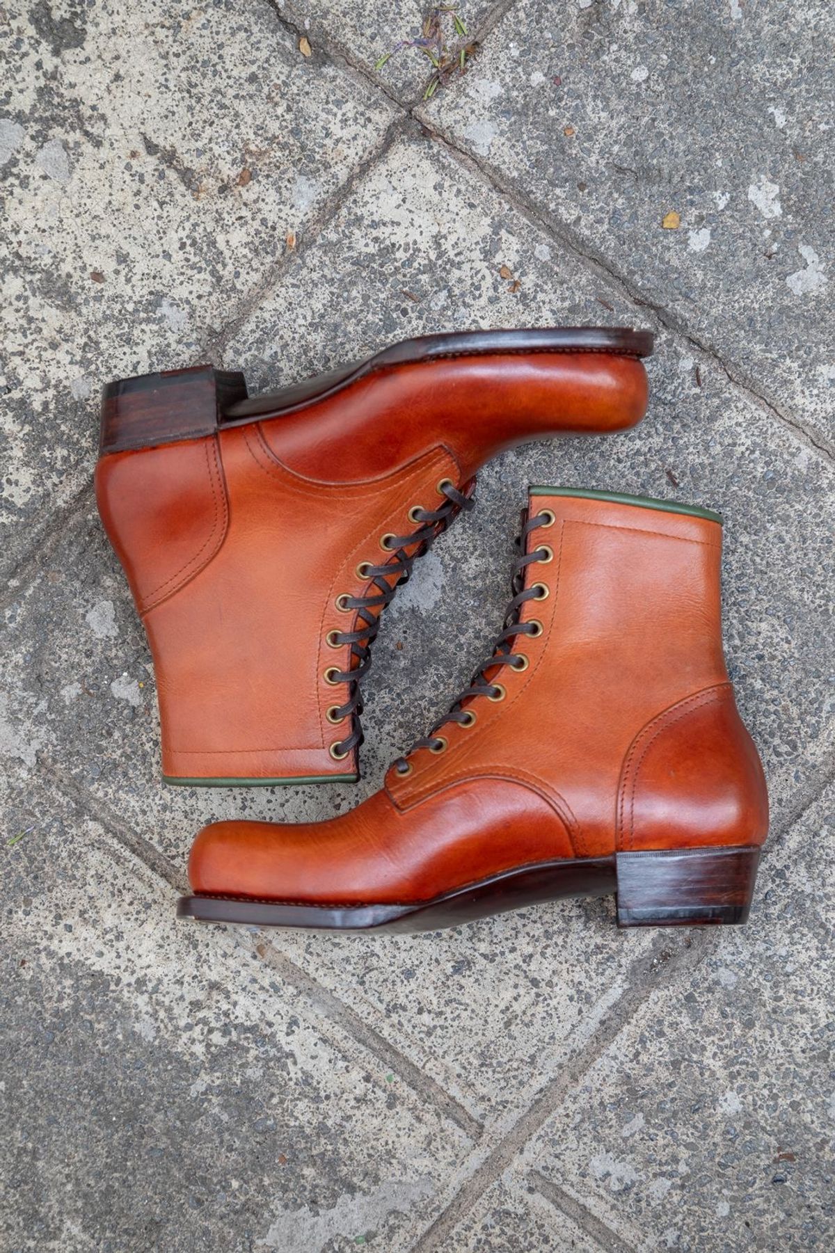 Photo by @isazae on October 2, 2025 of the Jorge Guadarrama Custom Model in Horween English Tan Derby.