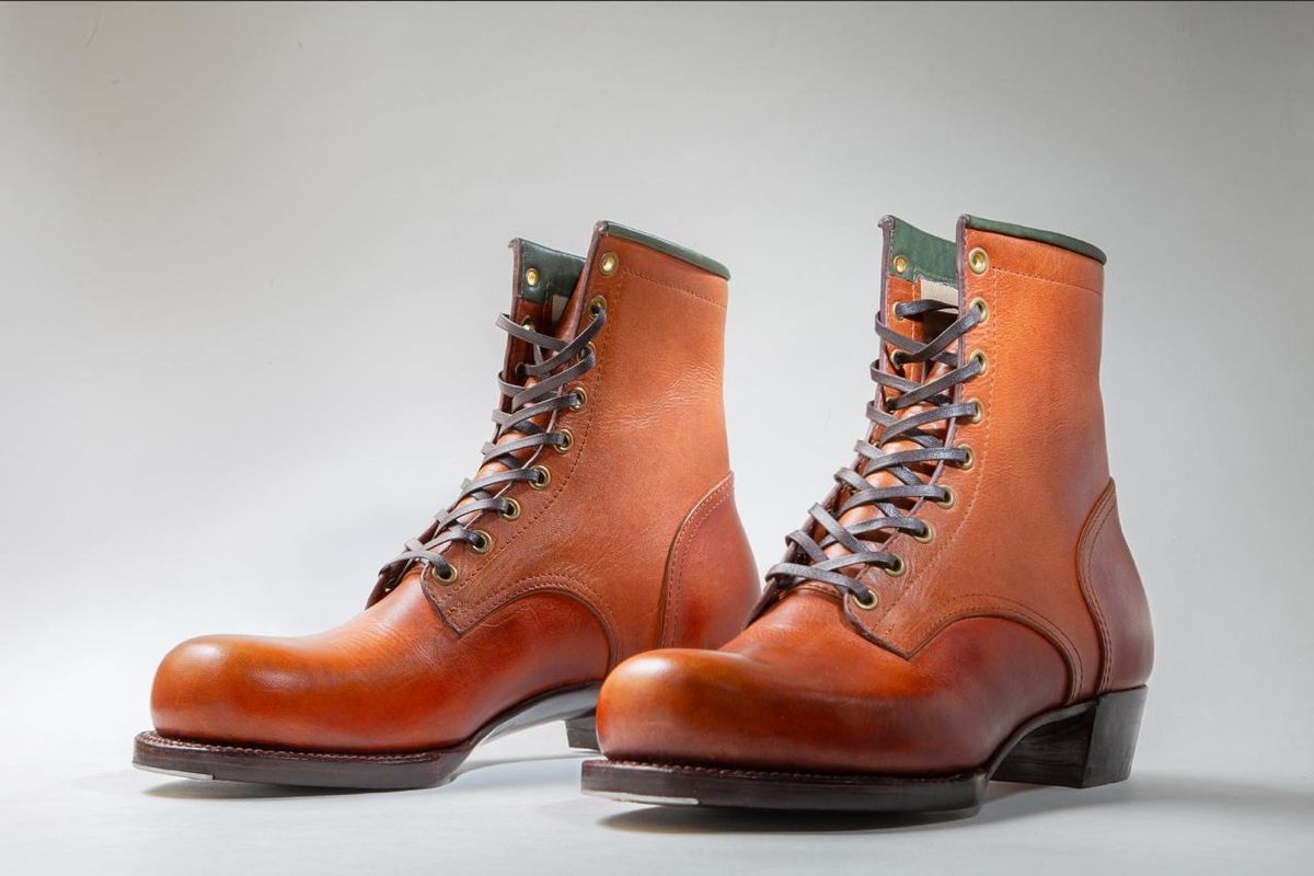 Photo by @isazae on September 29, 2025 of the Jorge Guadarrama Custom Model in Horween English Tan Derby.