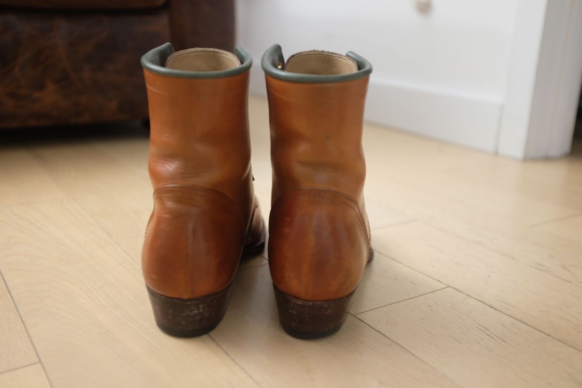 Photo by @isazae on November 5, 2025 of the Jorge Guadarrama Custom Model in Horween English Tan Derby.