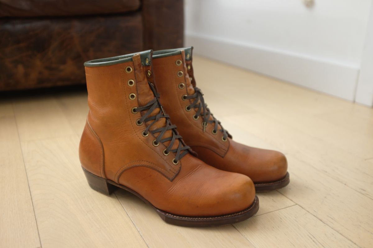 Photo by @isazae on November 5, 2025 of the Jorge Guadarrama Custom Model in Horween English Tan Derby.