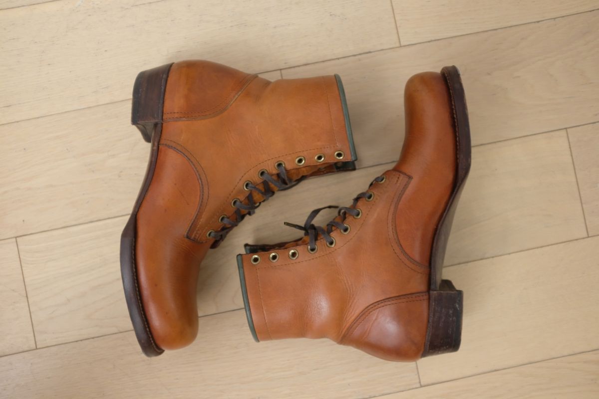 Photo by @isazae on November 5, 2025 of the Jorge Guadarrama Custom Model in Horween English Tan Derby.