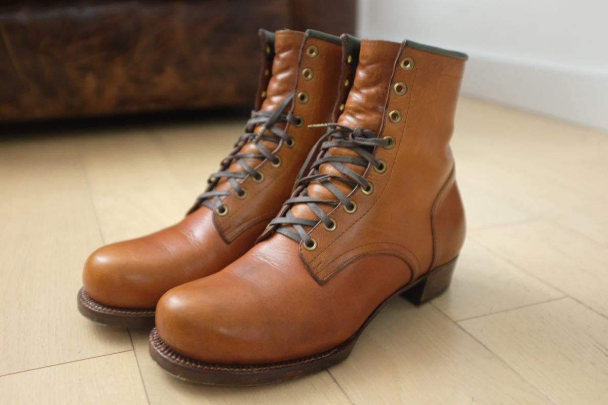 Photo by @isazae on November 5, 2025 of the Jorge Guadarrama Custom Model in Horween English Tan Derby.