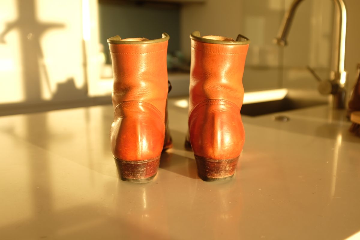 Photo by @isazae on December 1, 2025 of the Jorge Guadarrama Custom Model in Horween English Tan Derby.