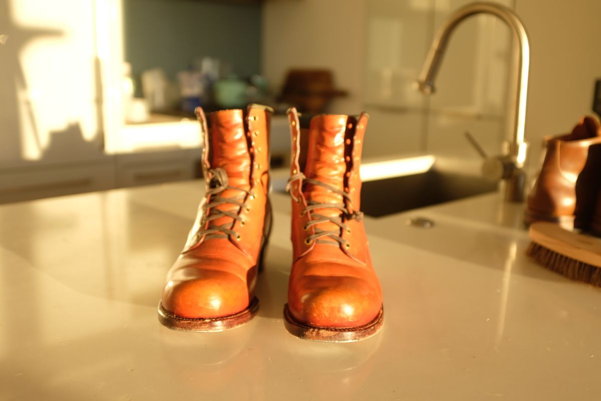 Photo by @isazae on December 1, 2025 of the Jorge Guadarrama Custom Model in Horween English Tan Derby.