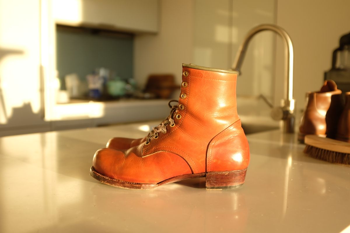 Photo by @isazae on December 1, 2025 of the Jorge Guadarrama Custom Model in Horween English Tan Derby.