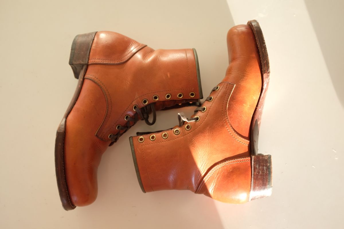 Photo by @isazae on December 1, 2025 of the Jorge Guadarrama Custom Model in Horween English Tan Derby.