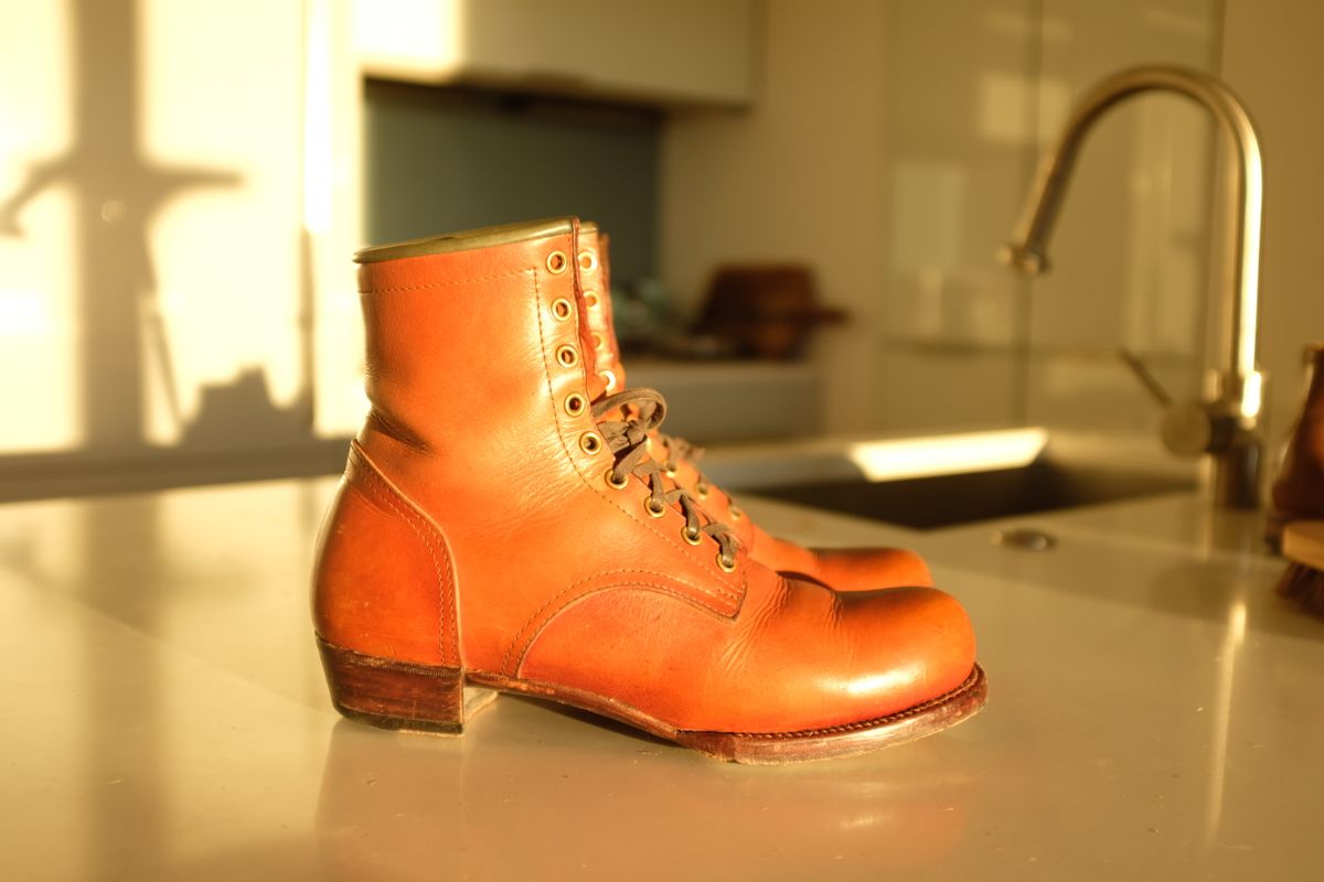 Photo by @isazae on December 1, 2025 of the Jorge Guadarrama Custom Model in Horween English Tan Derby.