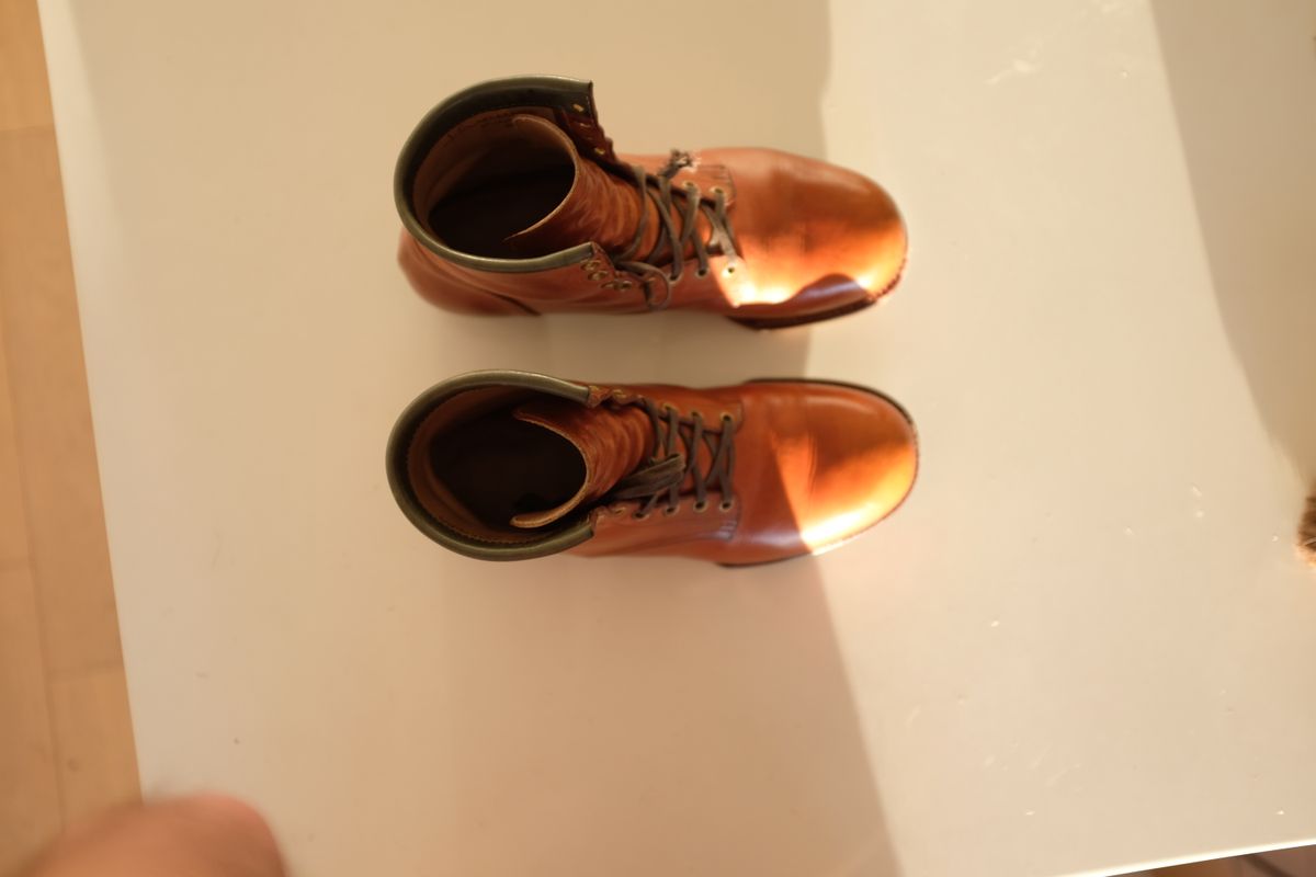Photo by @isazae on December 1, 2025 of the Jorge Guadarrama Custom Model in Horween English Tan Derby.