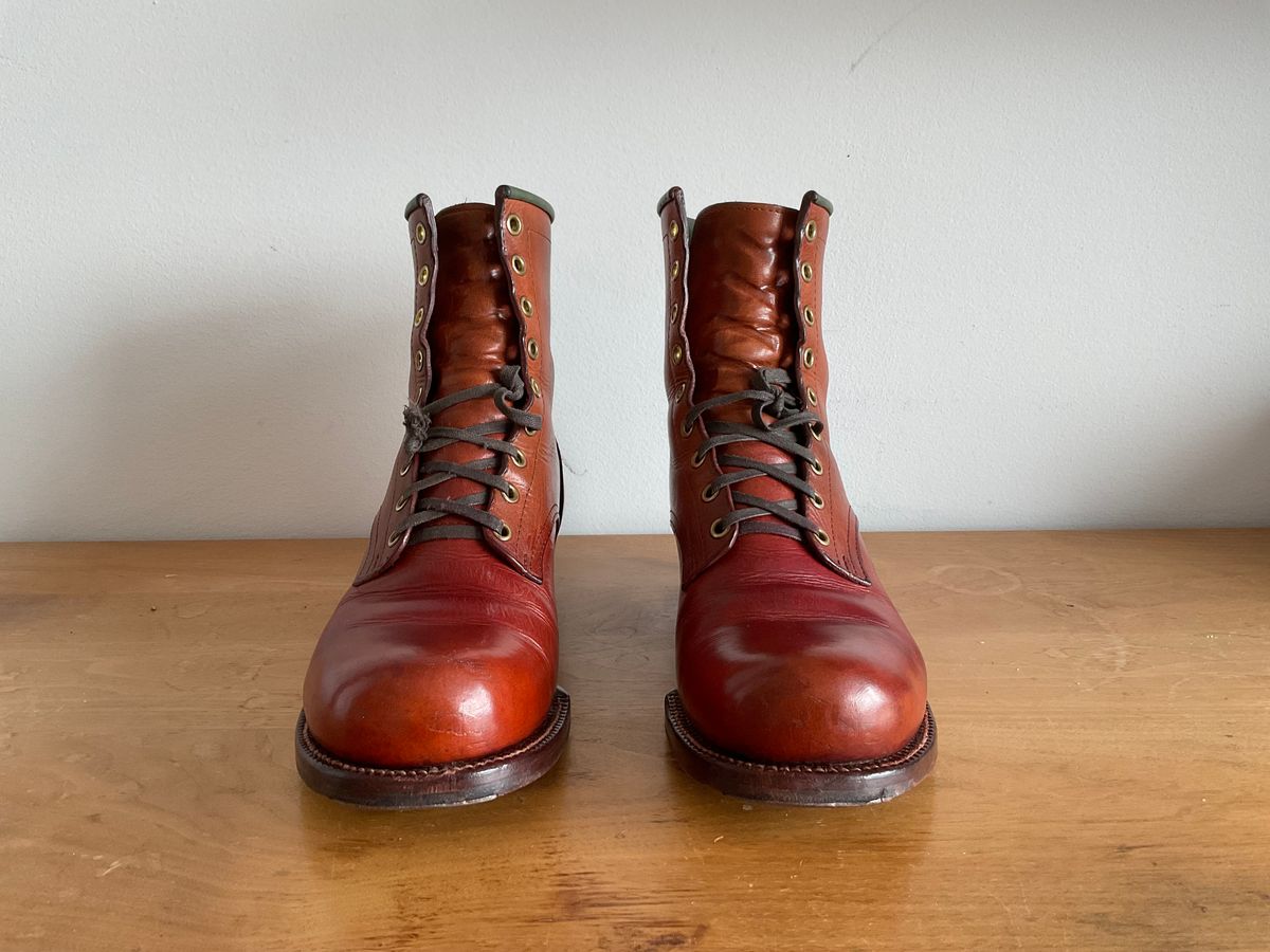 Photo by @isazae on January 3, 2026 of the Jorge Guadarrama Custom Model in Horween English Tan Derby.