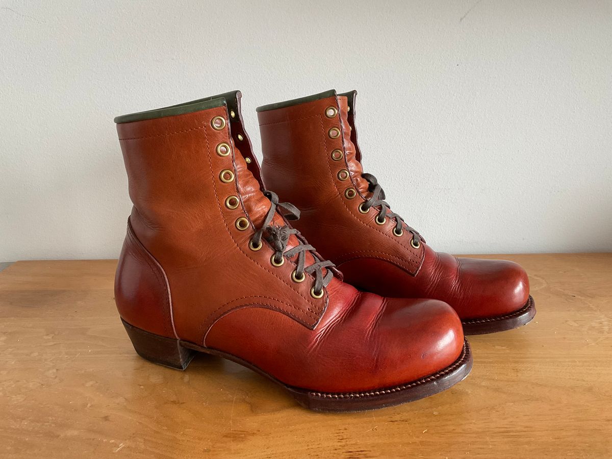 Photo by @isazae on January 3, 2026 of the Jorge Guadarrama Custom Model in Horween English Tan Derby.