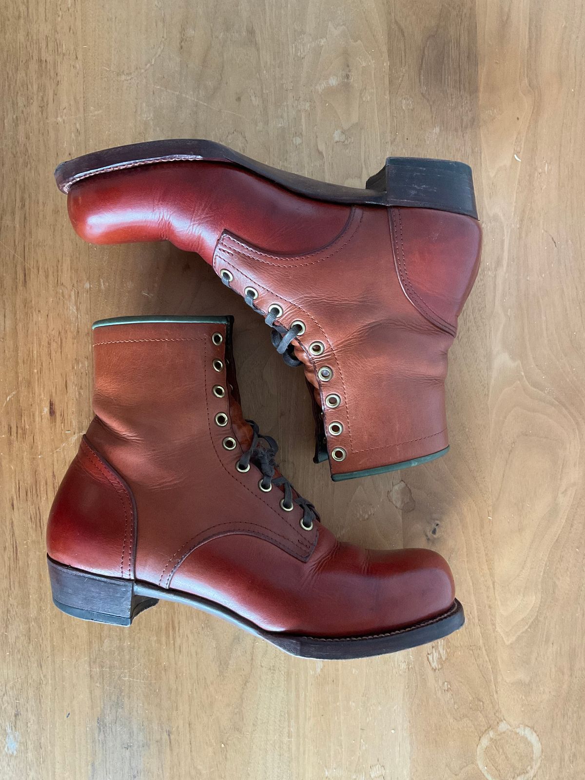 Photo by @isazae on January 3, 2026 of the Jorge Guadarrama Custom Model in Horween English Tan Derby.