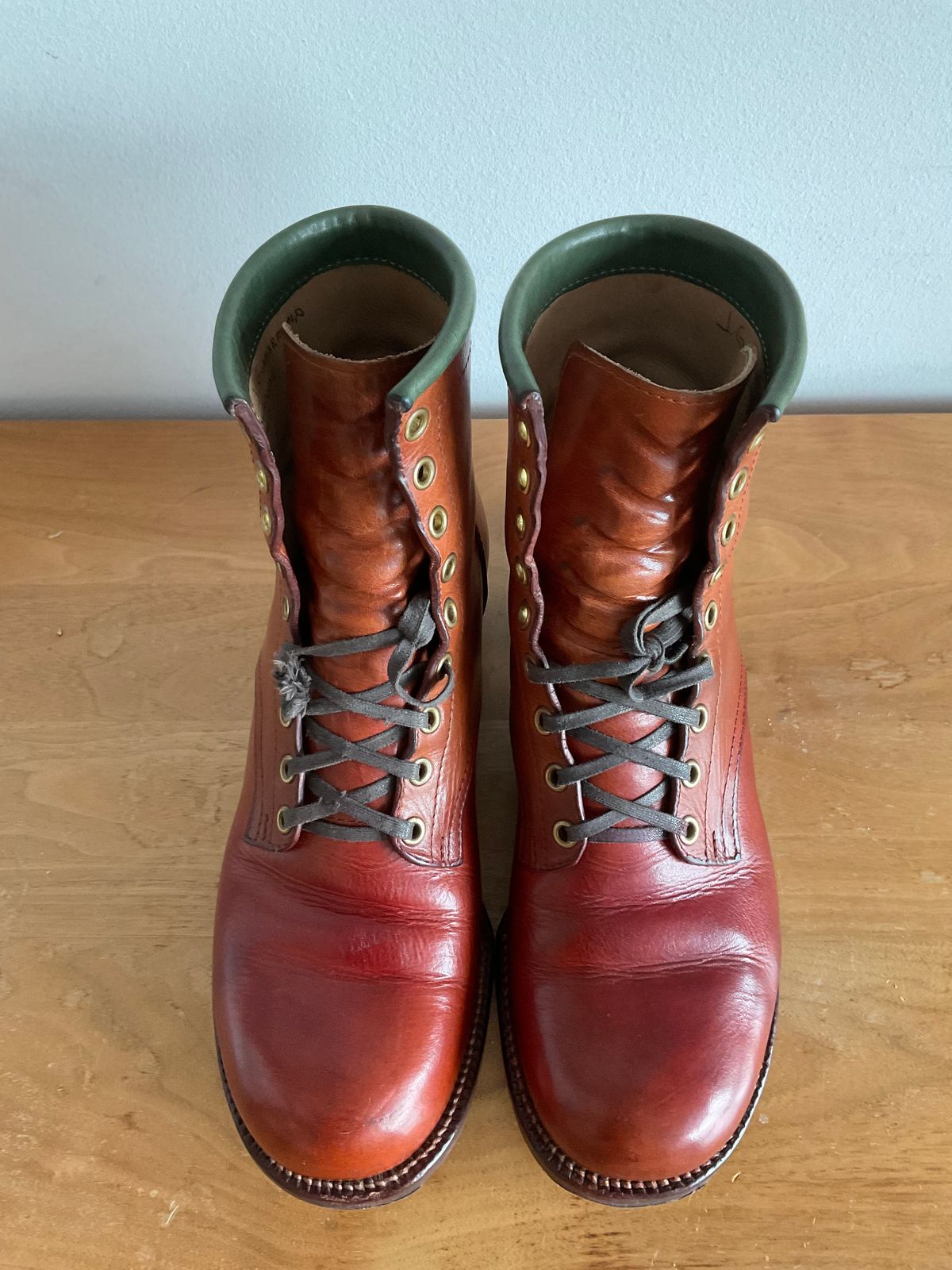 Photo by @isazae on January 3, 2026 of the Jorge Guadarrama Custom Model in Horween English Tan Derby.