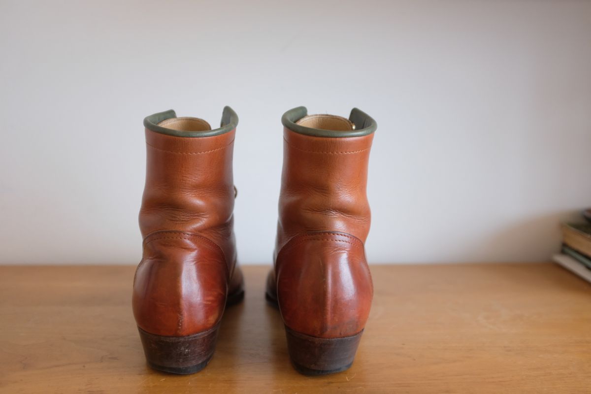 Photo by @isazae on March 3, 2026 of the Jorge Guadarrama Custom Model in Horween English Tan Derby.