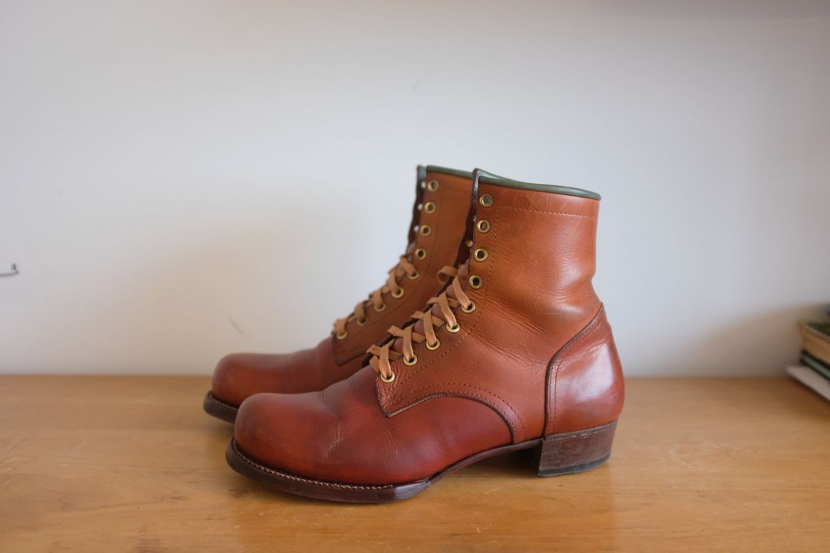 Photo by @isazae on March 3, 2026 of the Jorge Guadarrama Custom Model in Horween English Tan Derby.