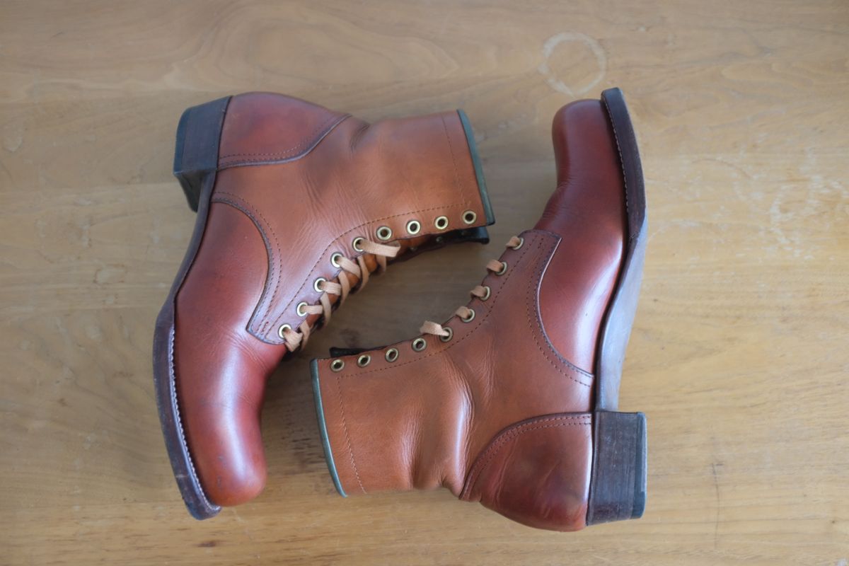 Photo by @isazae on March 3, 2026 of the Jorge Guadarrama Custom Model in Horween English Tan Derby.