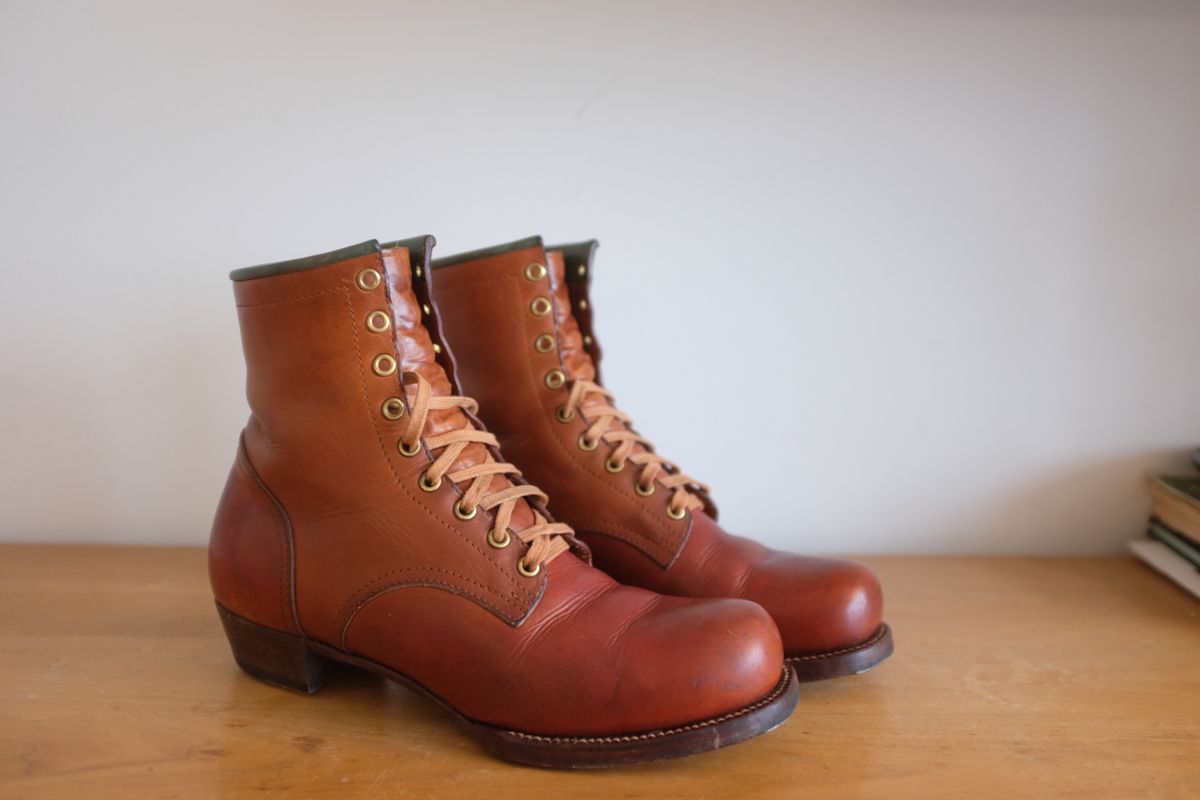Photo by @isazae on March 3, 2026 of the Jorge Guadarrama Custom Model in Horween English Tan Derby.