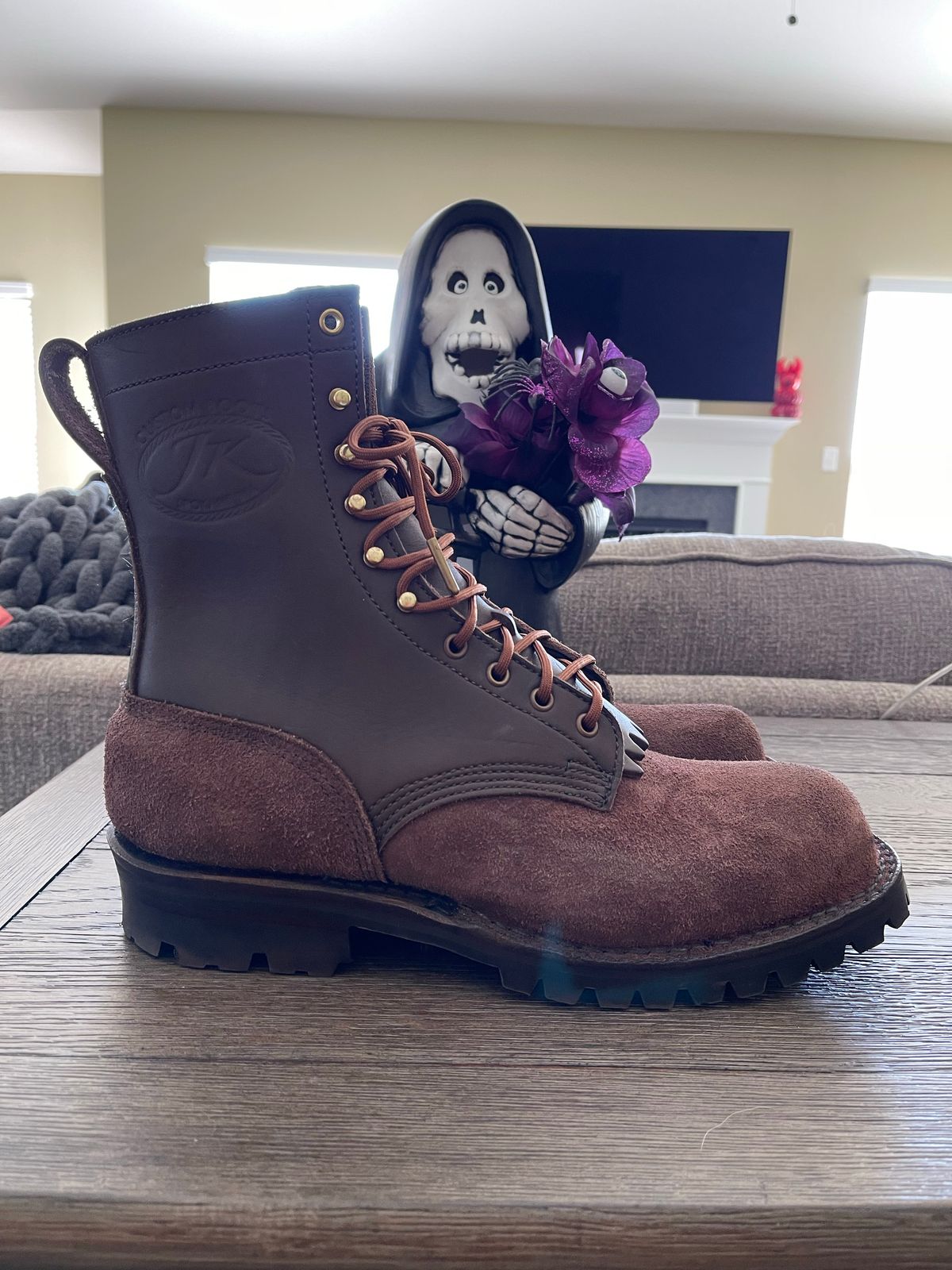 Photo by EnieJr on October 1, 2022 of the JK Boots Superduty in Seidel Brown Oil Tan Roughout.