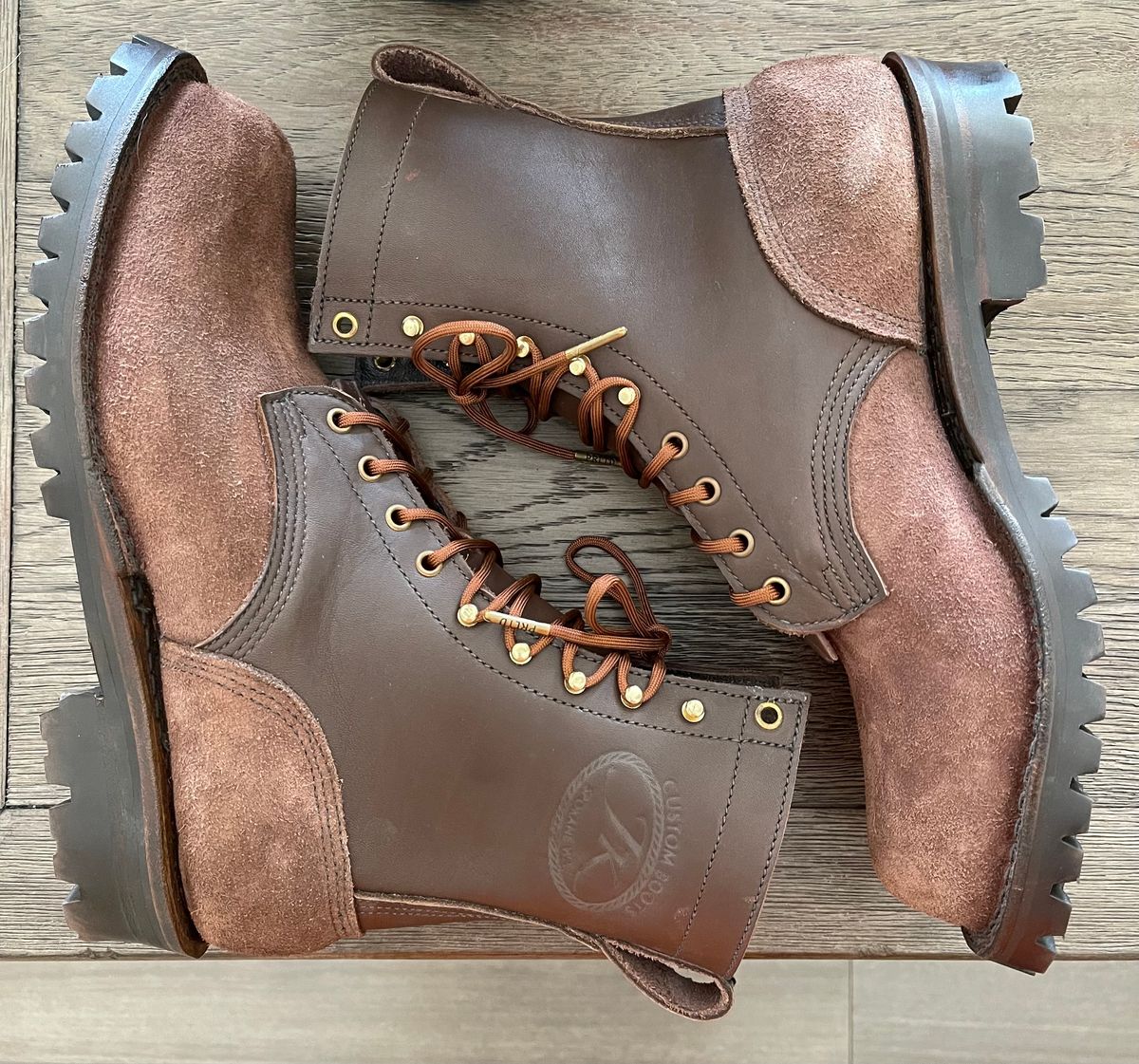 Photo by EnieJr on October 1, 2022 of the JK Boots Superduty in Seidel Brown Oil Tan Roughout.