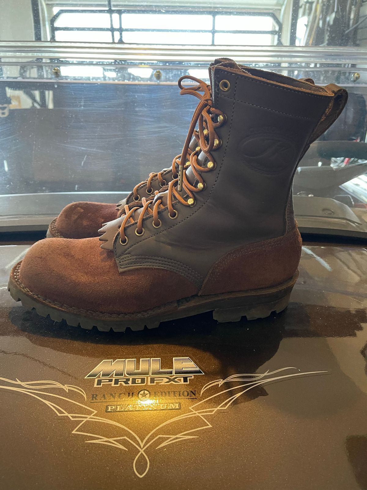 Photo by EnieJr on November 4, 2022 of the JK Boots Superduty in Seidel Brown Oil Tan Roughout.