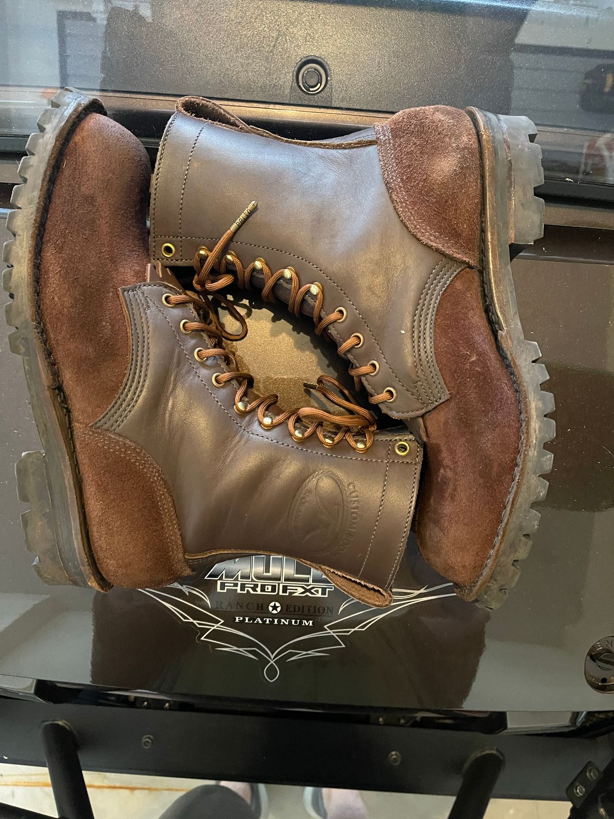 Photo by EnieJr on November 4, 2022 of the JK Boots Superduty in Seidel Brown Oil Tan Roughout.