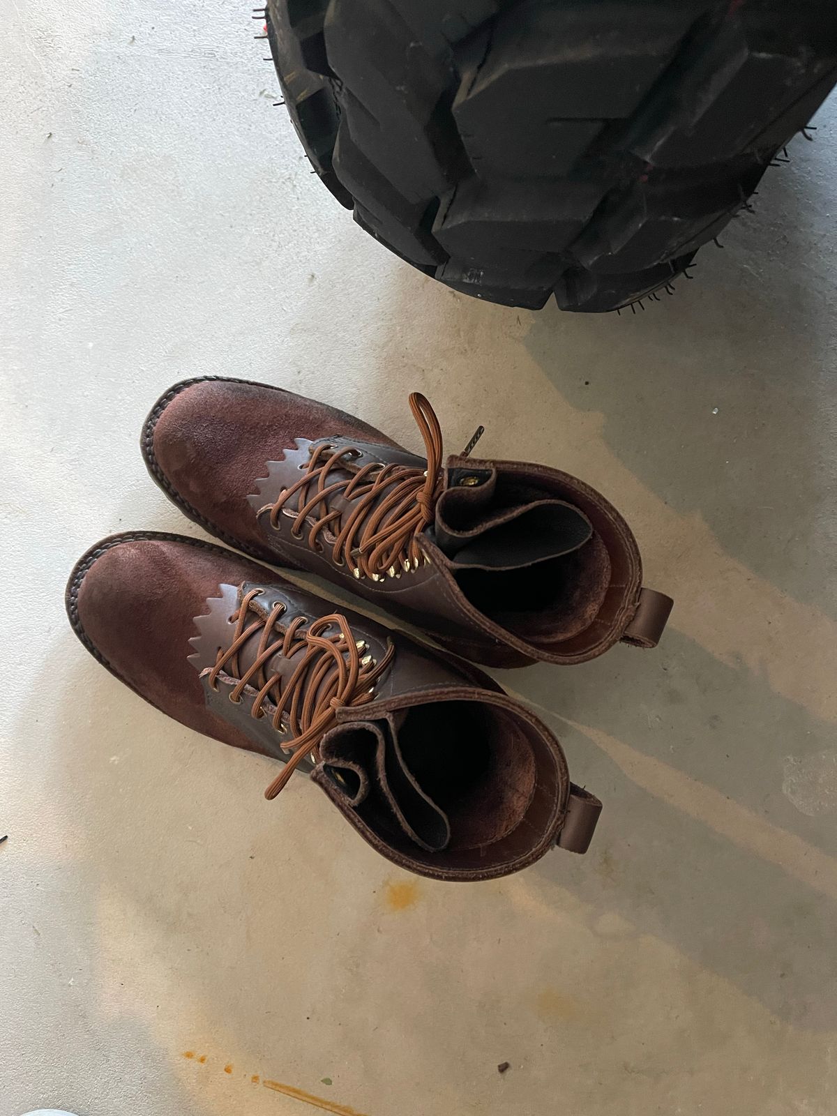 Photo by EnieJr on November 4, 2022 of the JK Boots Superduty in Seidel Brown Oil Tan Roughout.