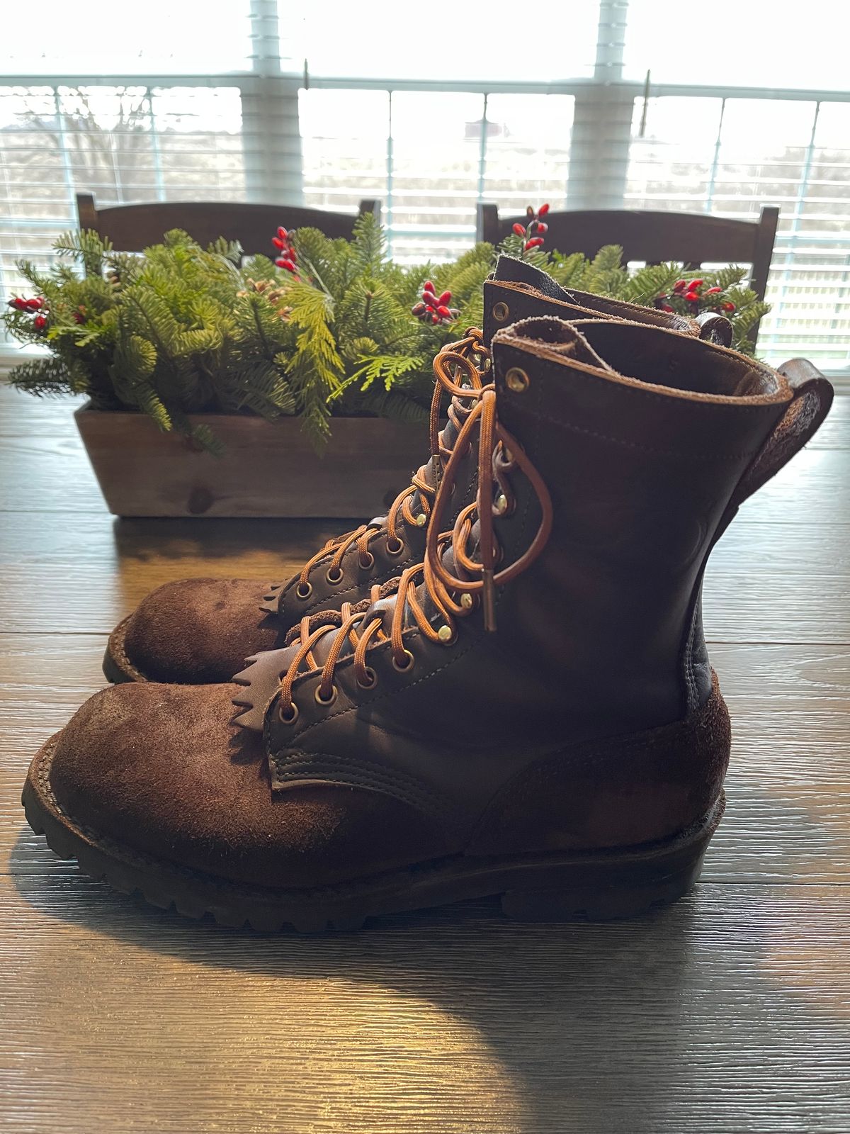 Photo by EnieJr on December 5, 2022 of the JK Boots Superduty in Seidel Brown Oil Tan Roughout.