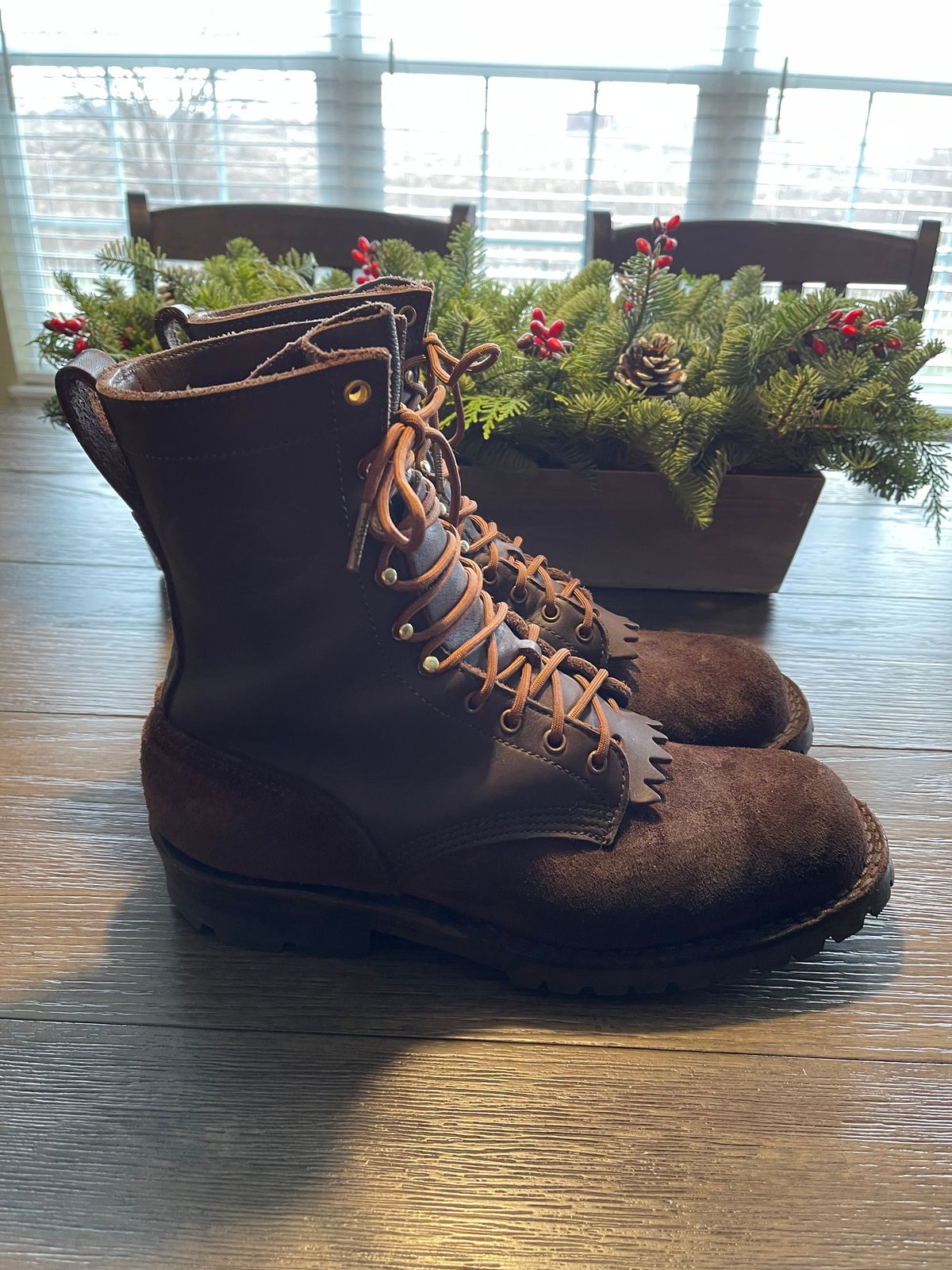 Photo by EnieJr on December 5, 2022 of the JK Boots Superduty in Seidel Brown Oil Tan Roughout.