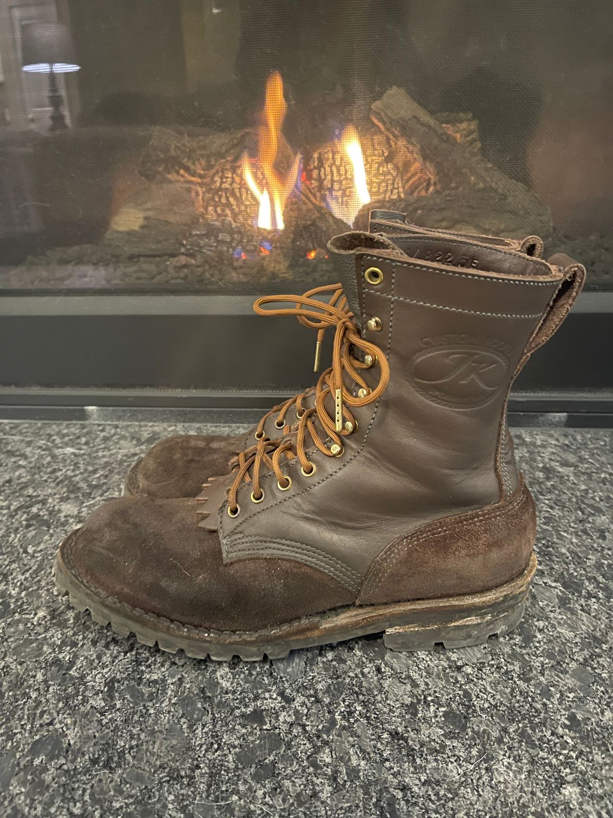 Photo by EnieJr on March 3, 2023 of the JK Boots Superduty in Seidel Brown Oil Tan Roughout.