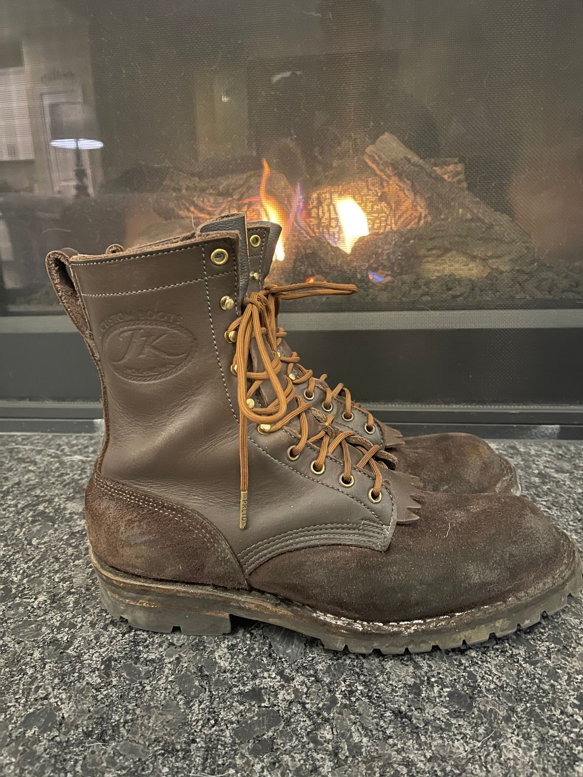 Photo by EnieJr on March 3, 2023 of the JK Boots Superduty in Seidel Brown Oil Tan Roughout.