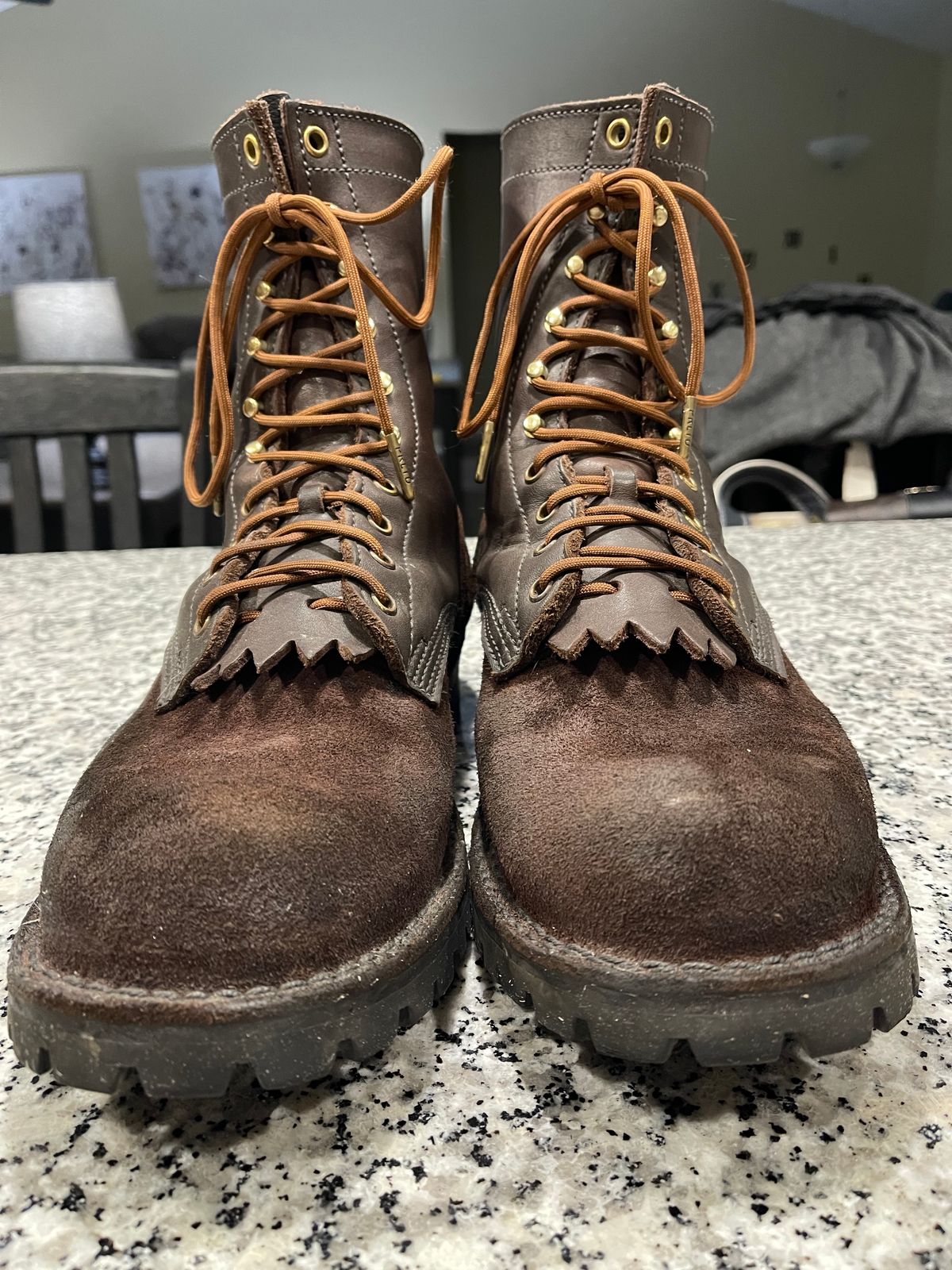 Photo by EnieJr on April 3, 2023 of the JK Boots Superduty in Seidel Brown Oil Tan Roughout.