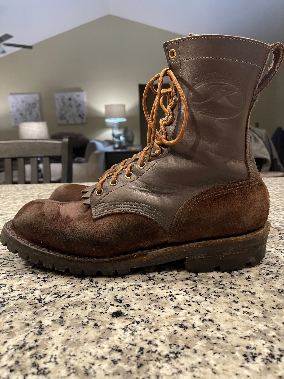 Photo by EnieJr on April 3, 2023 of the JK Boots Superduty in Seidel Brown Oil Tan Roughout.